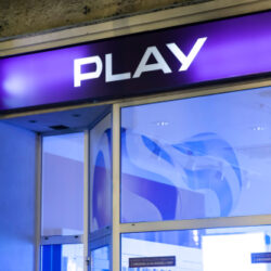 play logo